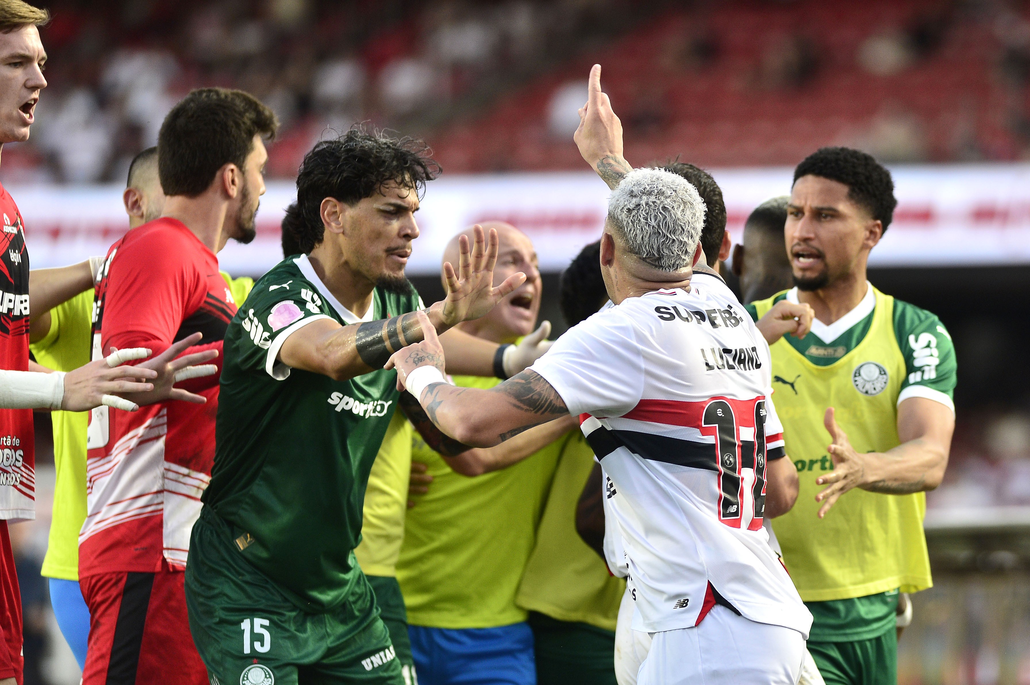 Palmeiras cita pressão descomunal após erros de arbitragem: 