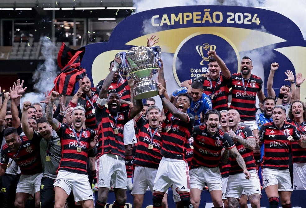 Flamengo ergue taça de campeão da Copa do Brasil após vitória contra o Atlético-MG — Foto: Cris Mattos/Reuters