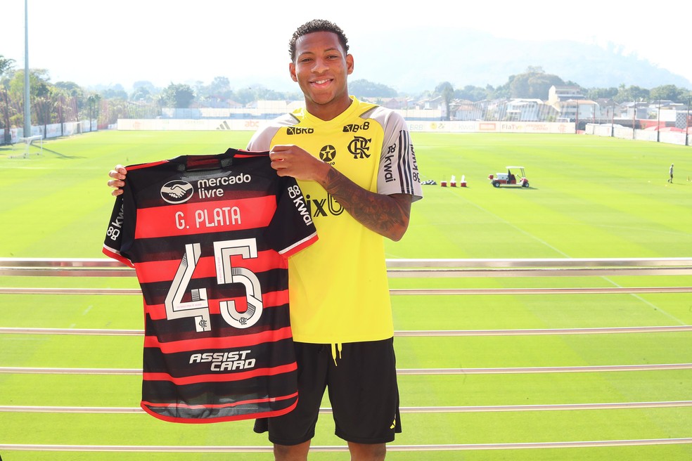 Plata com a camisa 45 do Flamengo em primeiro dia no Ninho — Foto: Gilvan de Souza / Flamengo