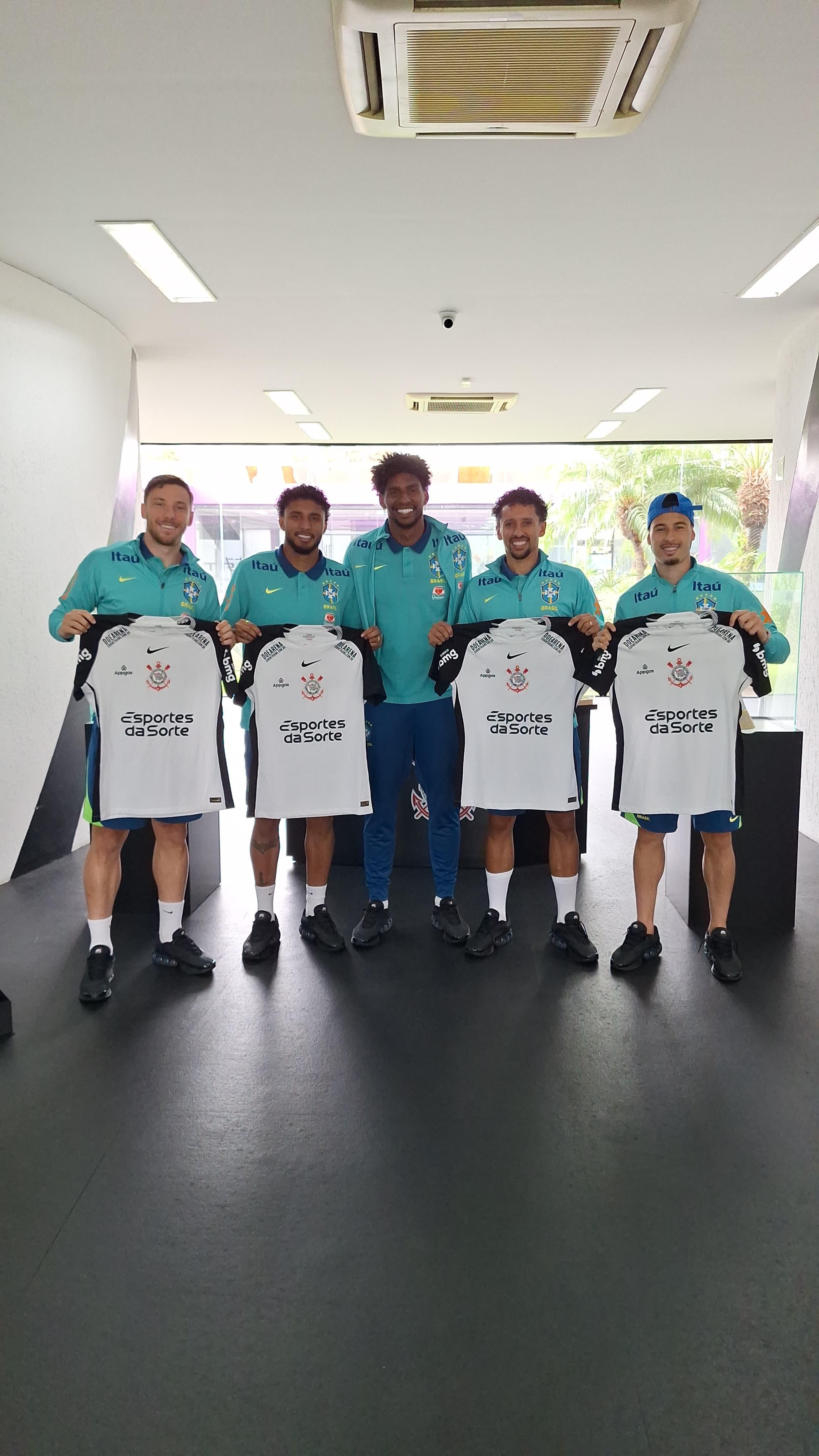Hugo Souza presenteia jogadores da seleção que atuaram no Corinthians.