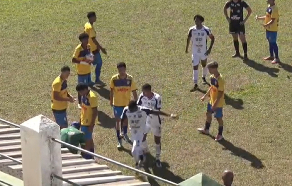 Jogador é expulso, se irrita e agride adversário caído no chão no Mineiro sub-20; veja vídeo