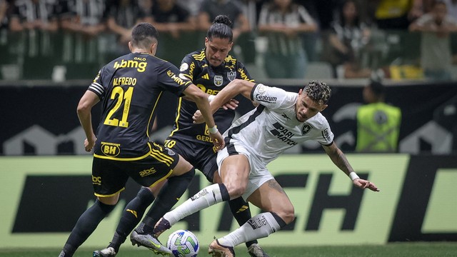 Maurício Lemos e Battaglia, do Atlético-MG, cercam Tiquinho Soares, atacante do Botafogo