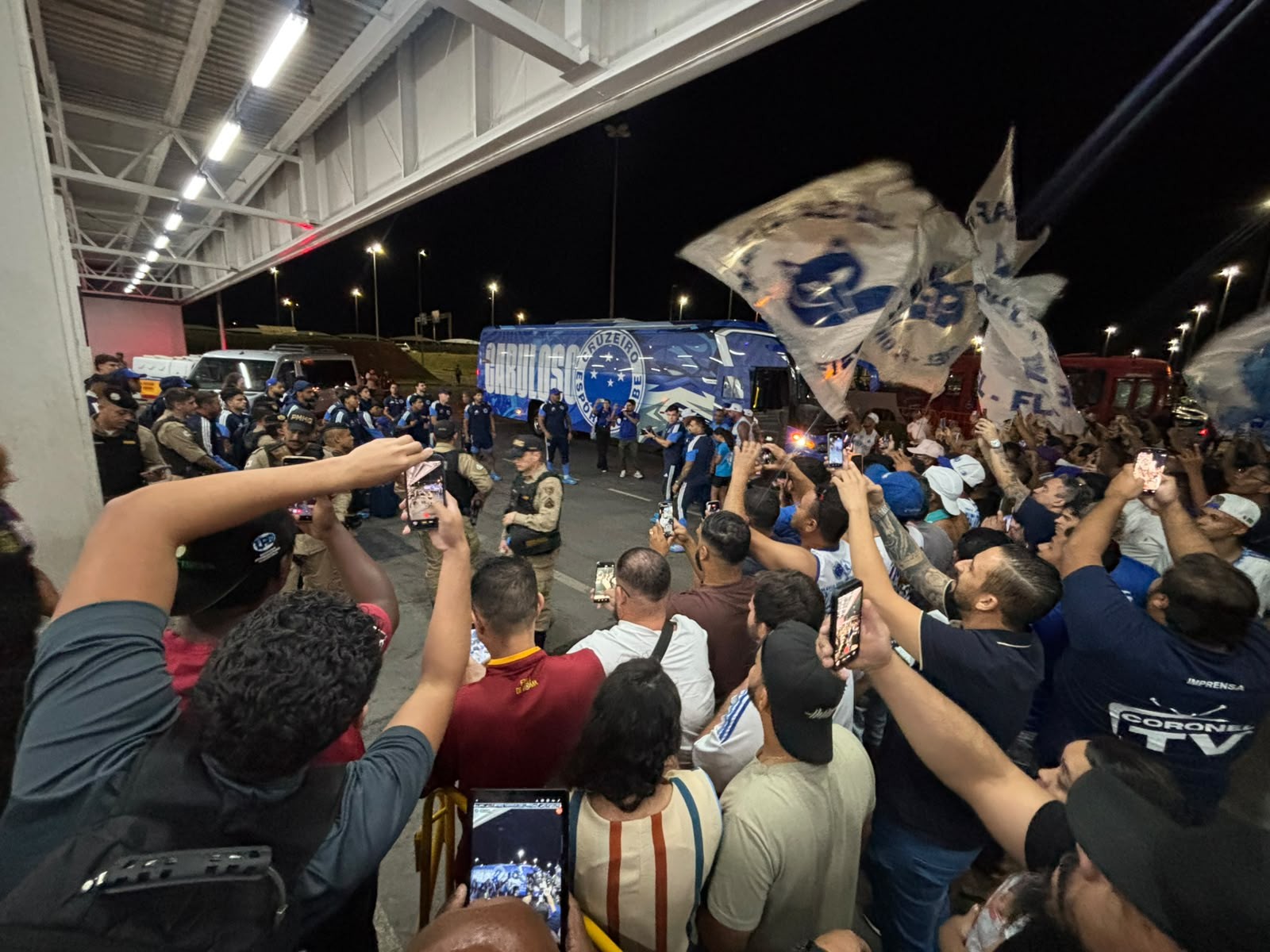 Torcida faz festa no aeroporto e embala Cruzeiro em busca da vitória contra o Flamengo na Libertadores