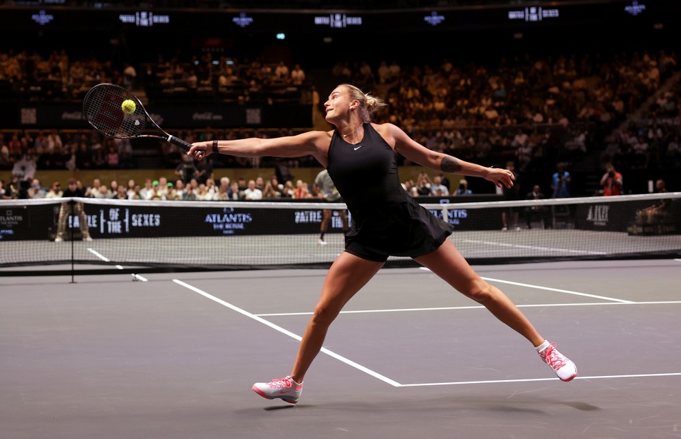 Aryna Sabalenka em ação contra Nick Kyrgios, na "Batalha dos Sexos" — Foto: Christopher Pike/Getty Images