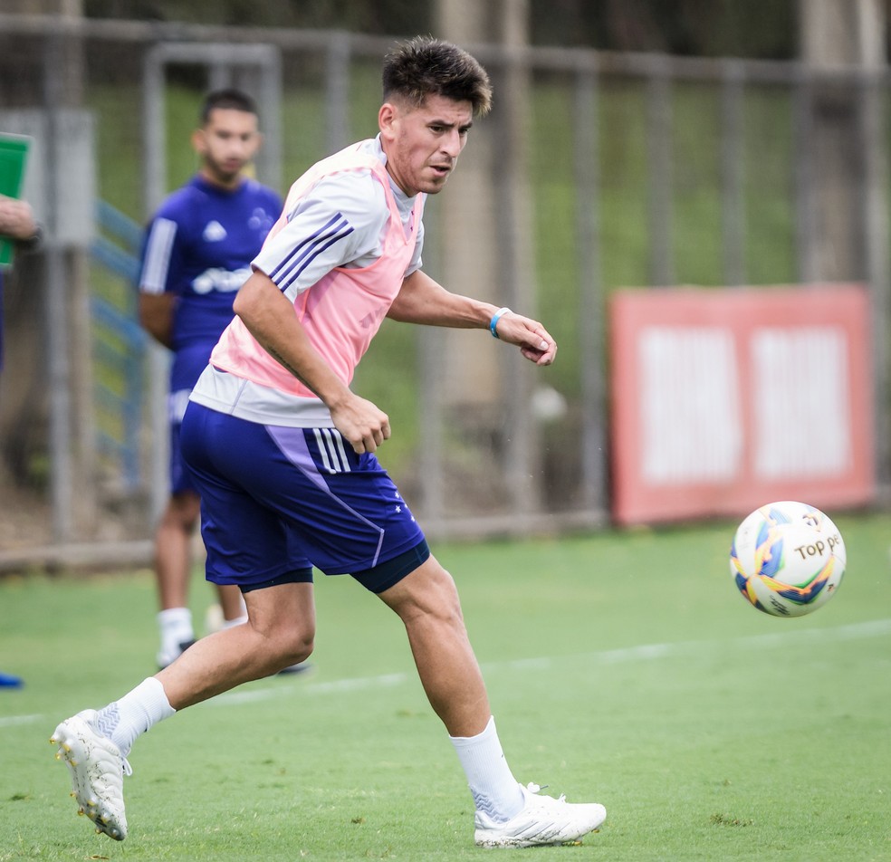 Lucas Villalba em ação durante treino do Cruzeiro