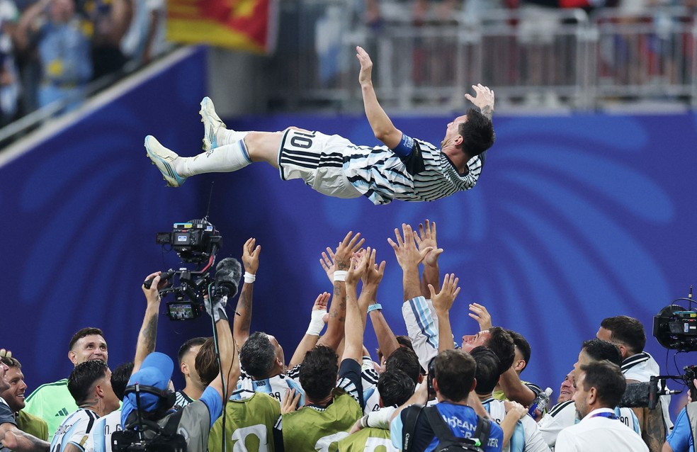 Messi é festejado pelo time da Argentina — Foto: Reuters