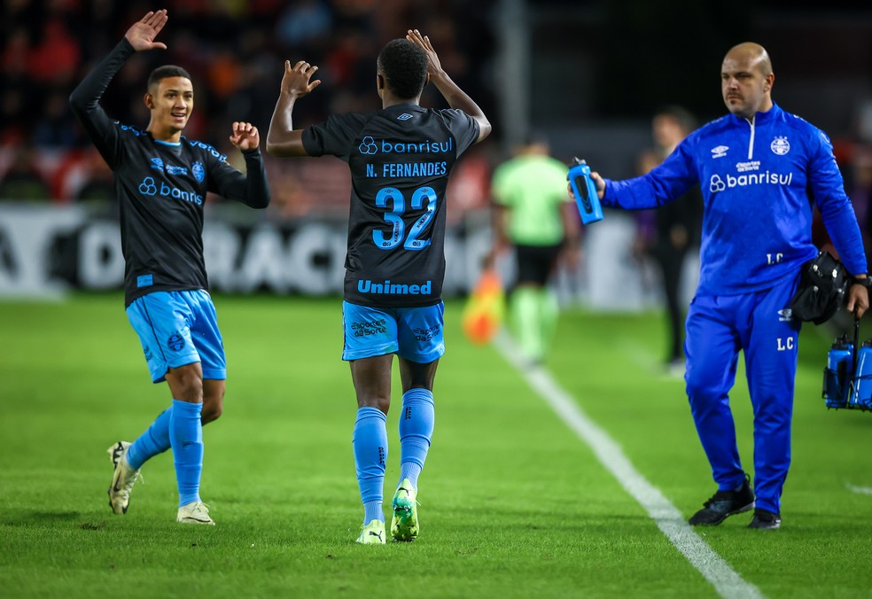 Gustavo Nunes e Nathan Fernandes comemoram gol do Grêmio