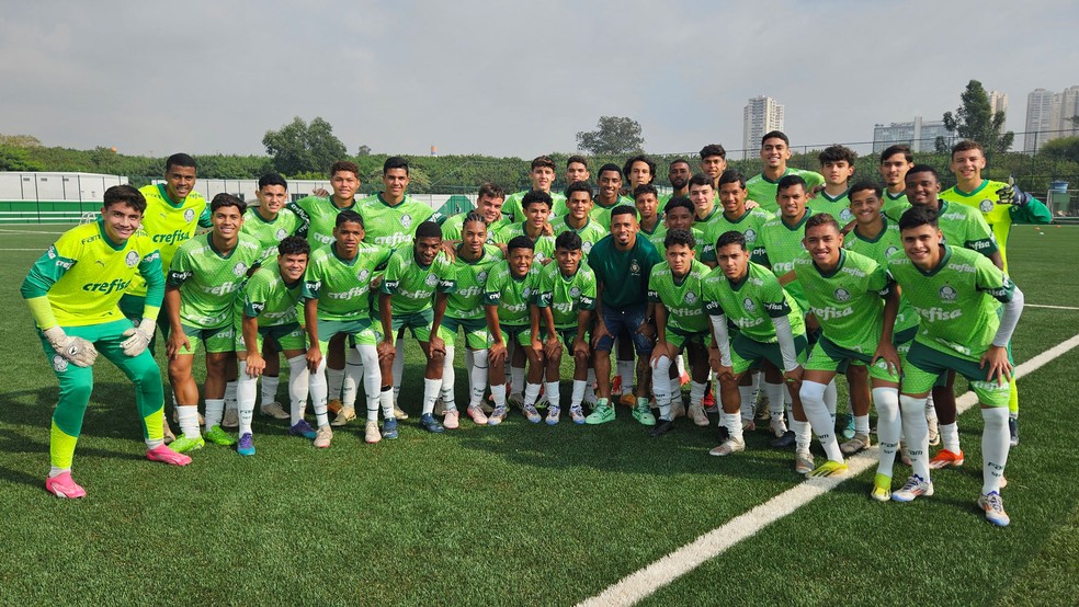 Gabriel Jesus faz foto com Crias da Academia em visita ao CT da base do Palmeiras — Foto: Palmeiras