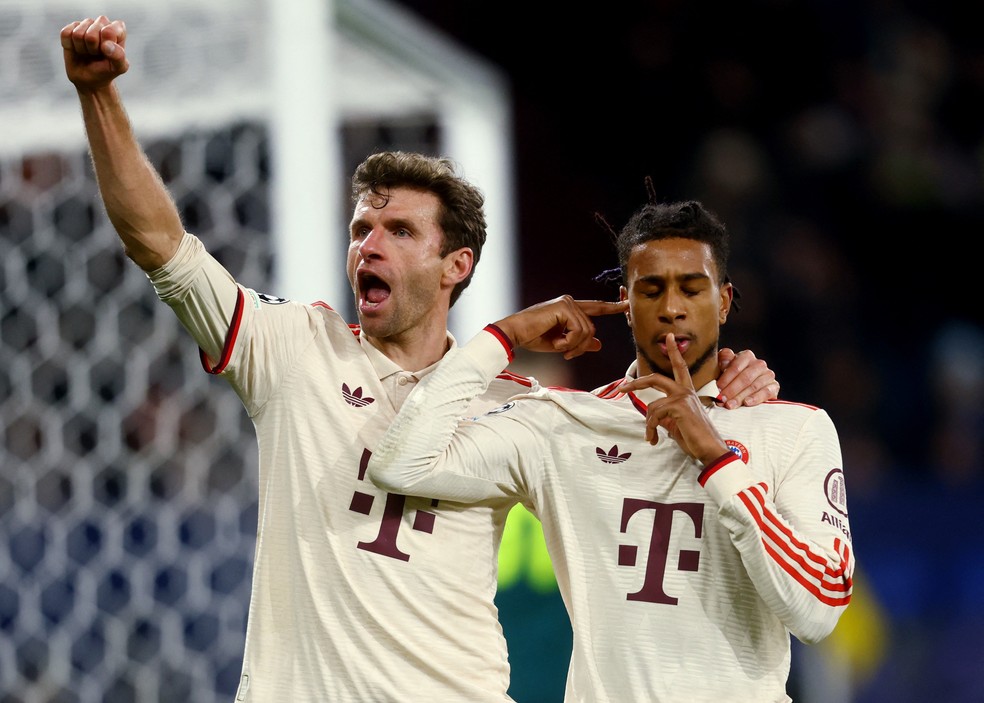 Thomas M&uuml;ller e Michael Olise em Shakhtar Donetsk v Bayern Munich &mdash; Foto: REUTERS/Leon Kuegeler