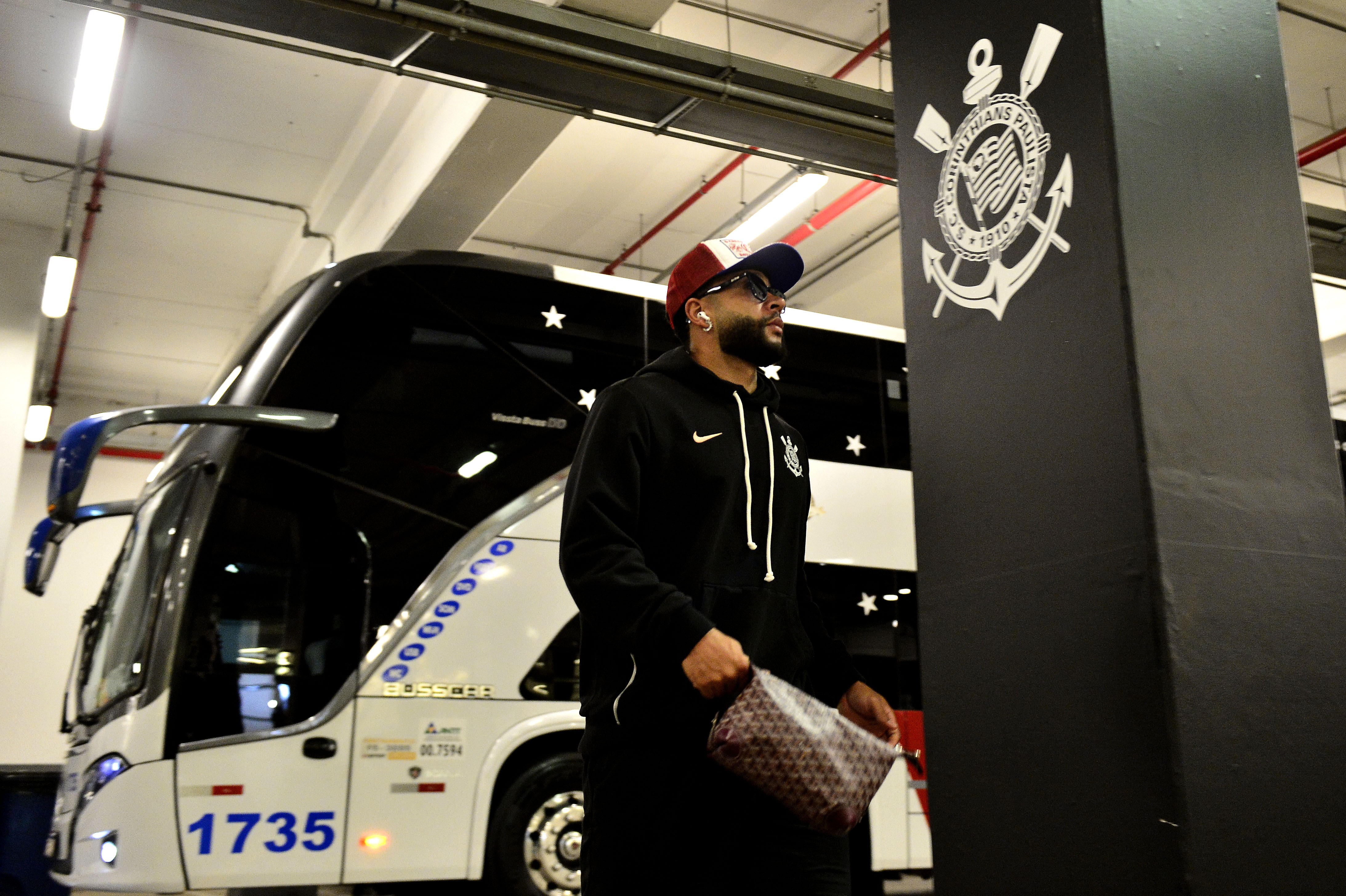 Euforia, título, treta e tatuagem nova: Memphis Depay completa um ano no Corinthians