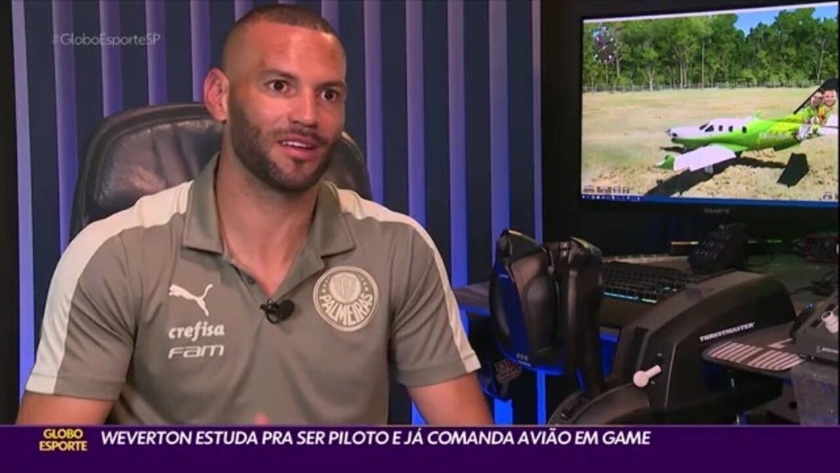 Weverton, do Palmeiras, é aprovado em exame teórico para ser piloto de avião