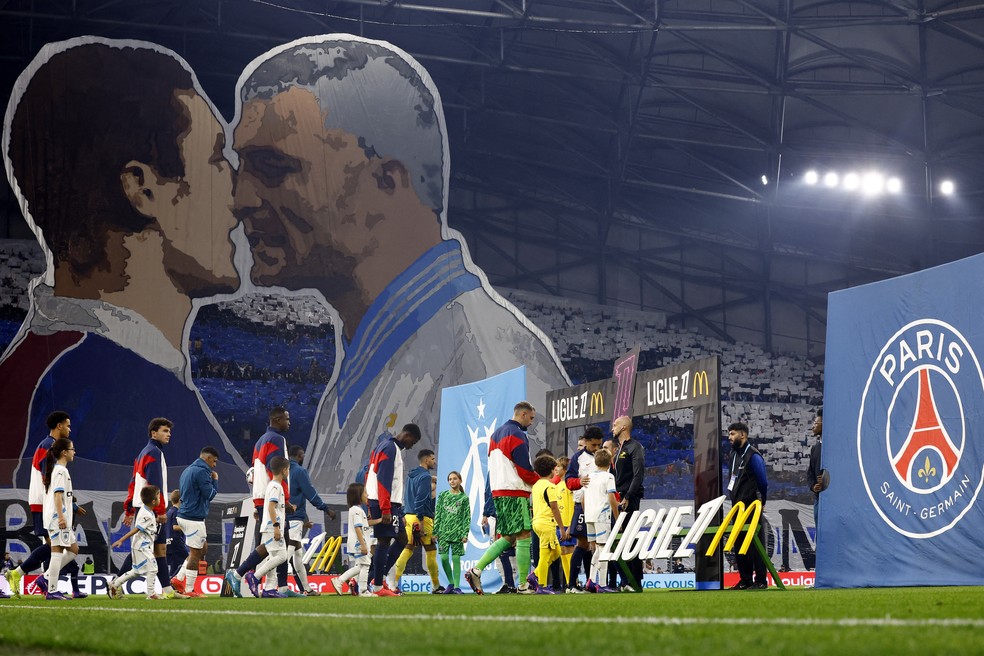 Mosaico da torcida do Olympique de Marselha em jogo com o PSG: Ravanelli x Ducrocq — Foto: REUTERS/Manon Cruz
