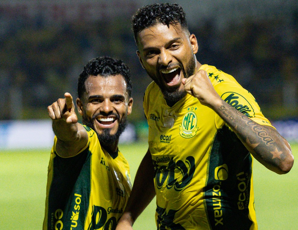 Danielzinho e Reinaldo comemoram gol do Mirassol — Foto: JP Pinheiro/Agência Mirassol