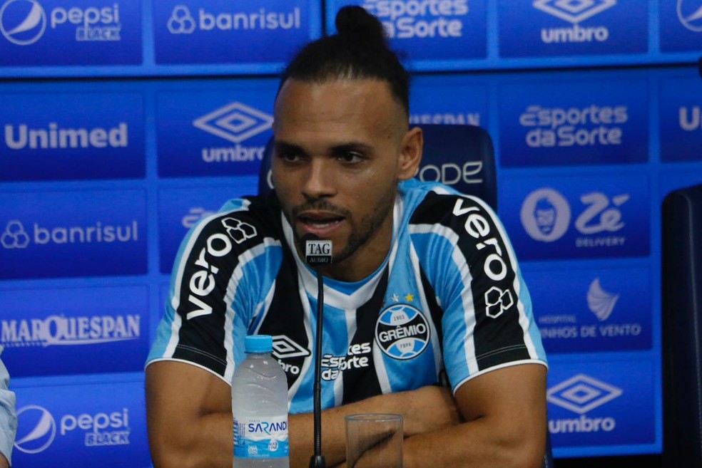 Braithwaite é apresentado pelo Grêmio — Foto: Gabriel Girardon