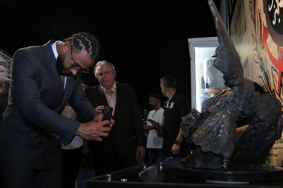 Memphis Depay no Memorial do Corinthians no Parque São Jorge — Foto: José Manoel Idalgo/Agência Corinthians