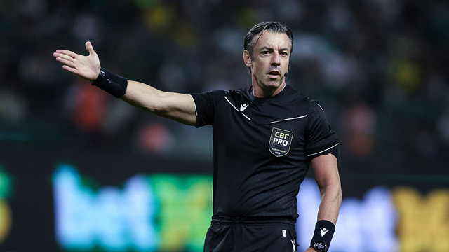 Árbitro Raphael Claus no clássico entre Santos e Palmeiras