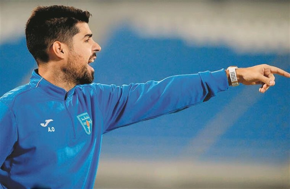Fechado com oo Athletico, António Oliveira tem passagem por clubes como Kazma e Santos — Foto: Kazma