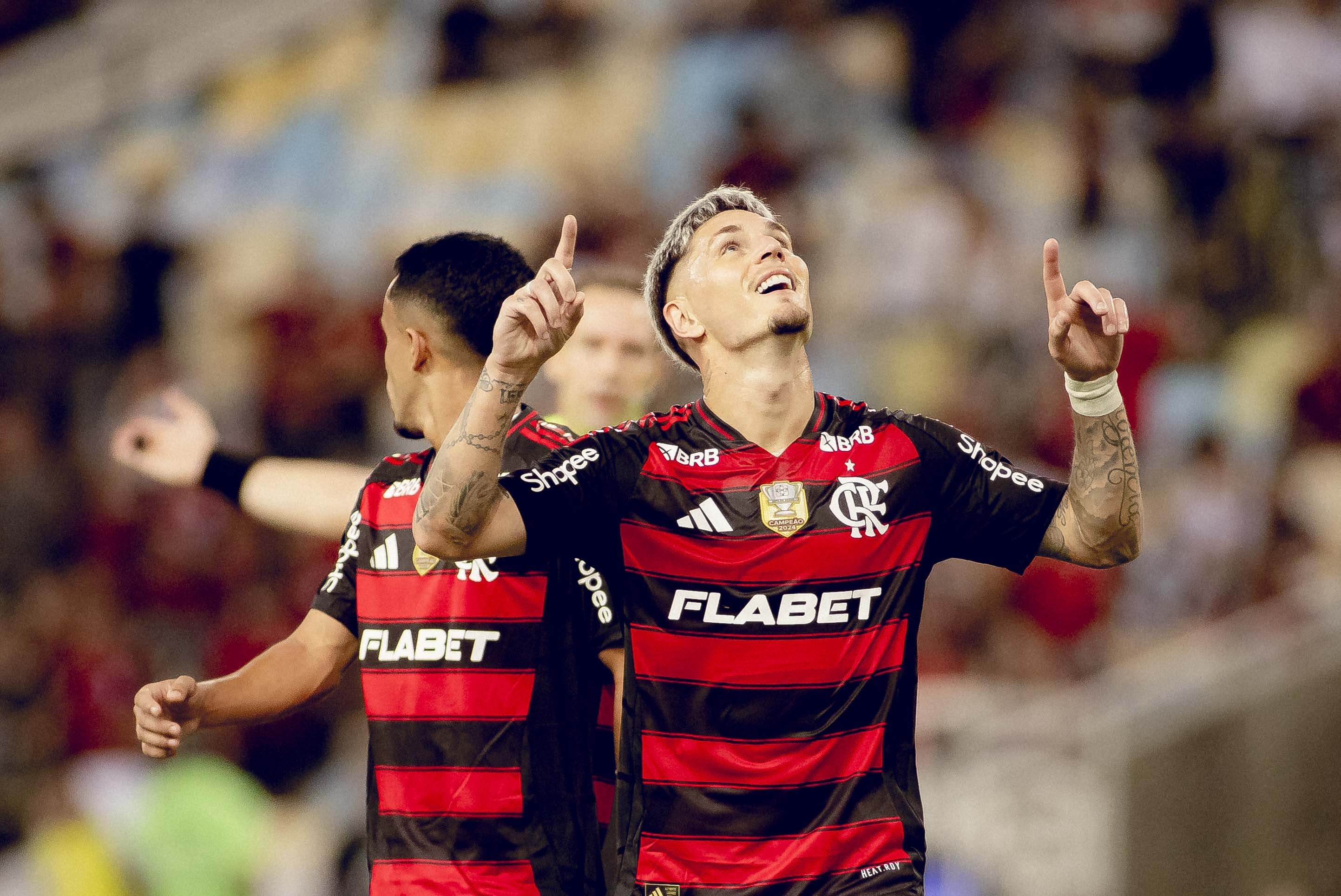 Perto de renovar, Varela vira prioridade no Flamengo em meio à expectativa por saída de Wesley