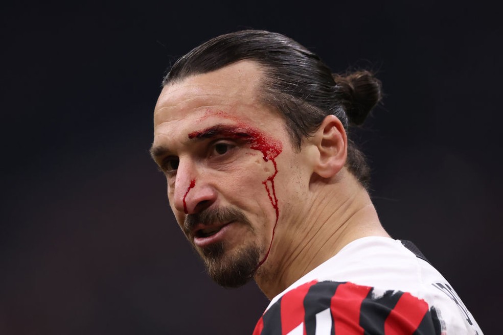 Ibrahimovic com sangramento no supercilho após choque com Medel em Milan x Bologna — Foto: Getty Images