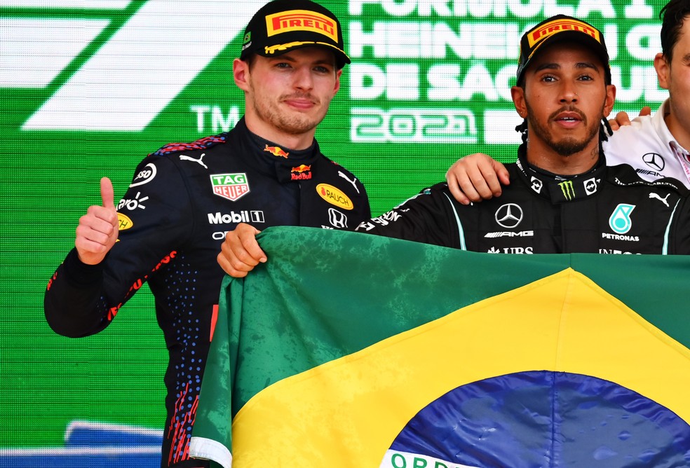 Max Verstappen e Lewis Hamilton no pódio do GP de São Paulo de 2021, que iniciou sua maior sequência sem vitórias nos anos recentes — Foto: Clive Mason - Formula 1/Formula 1 via Getty Images
