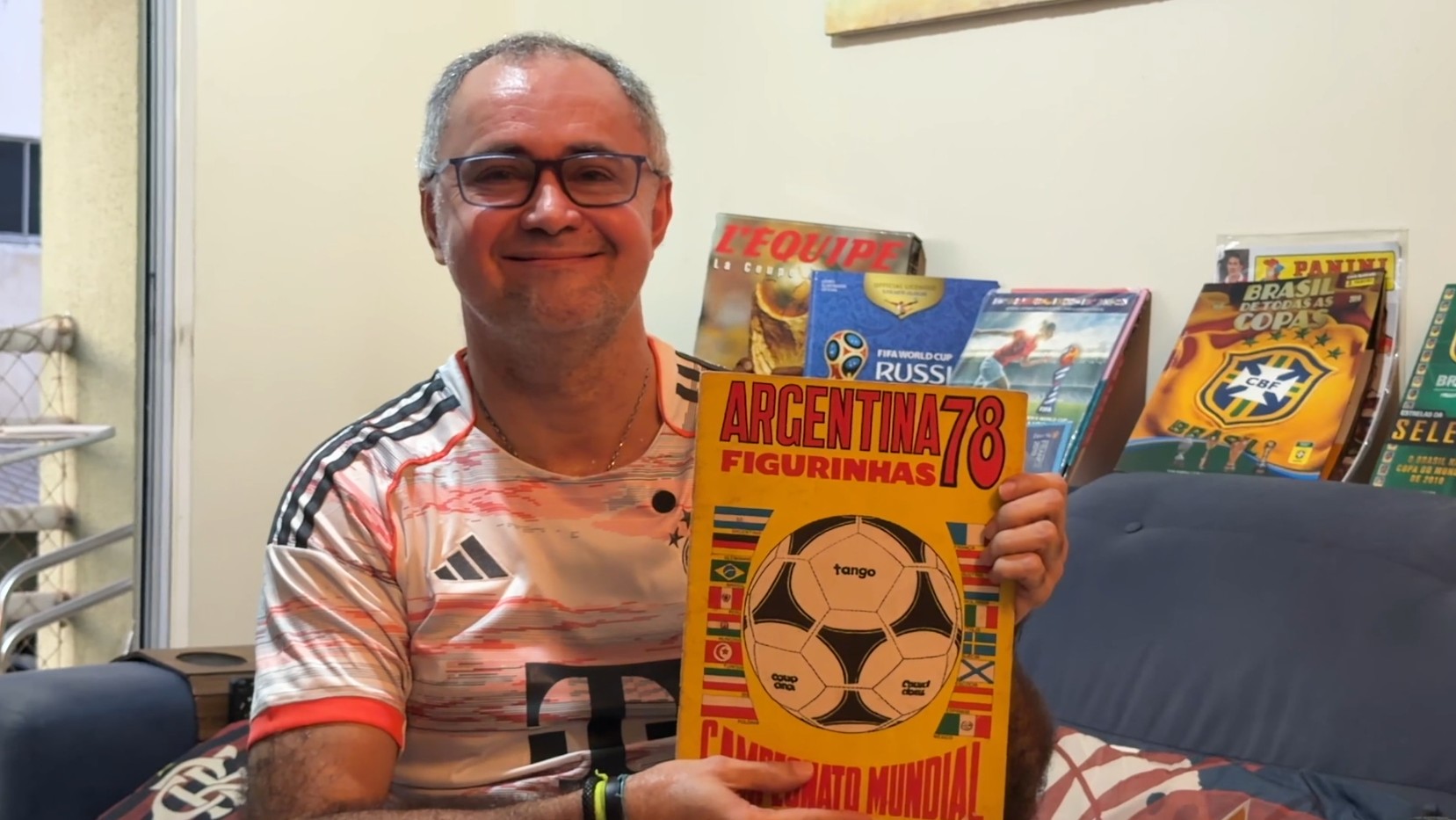 Colecionador guarda álbuns da Copa do Mundo há quase 50 anos e 12 Mundiais