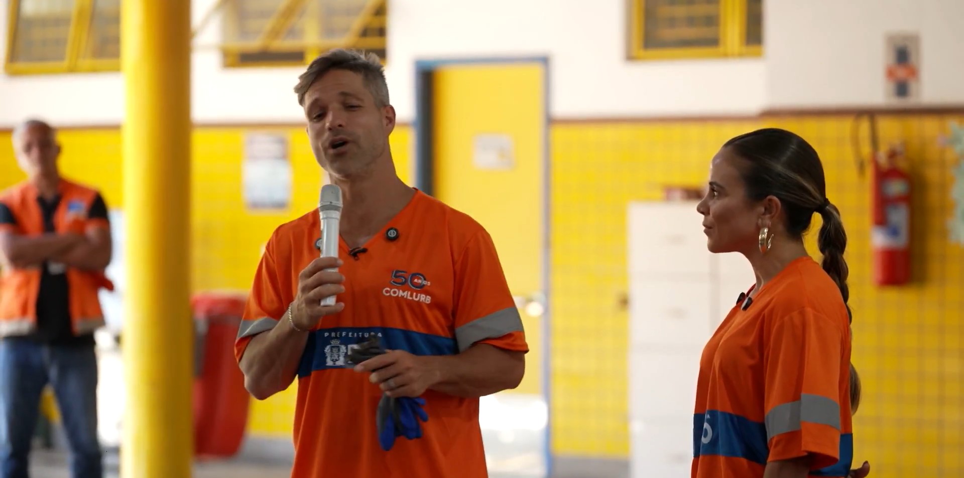 Diego Ribas surpreende ao se disfarçar de gari, altinha revela verdade sobre o ídolo do Flamengo