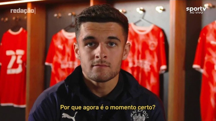 Jogador do futebol inglês se revela gay e faz história: 'Odiei mentir toda  a vida