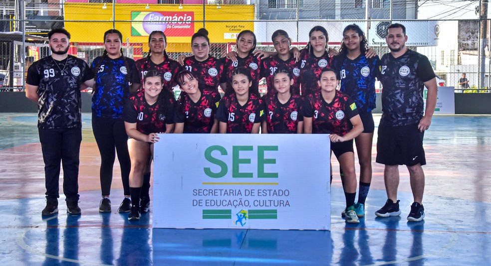 Escola Clícia Gadelha campeã da fase municipal de handebol feminino sub-17 dos Jogos Estudantis do Acre — Foto: Divulgação/SEE e Fach