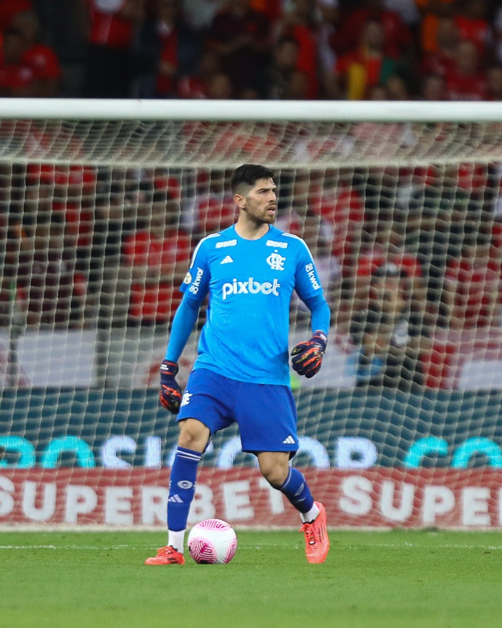 Rossi em ação pelo Flamengo contra o Inter — Foto: Gilvan de Souza / CRF