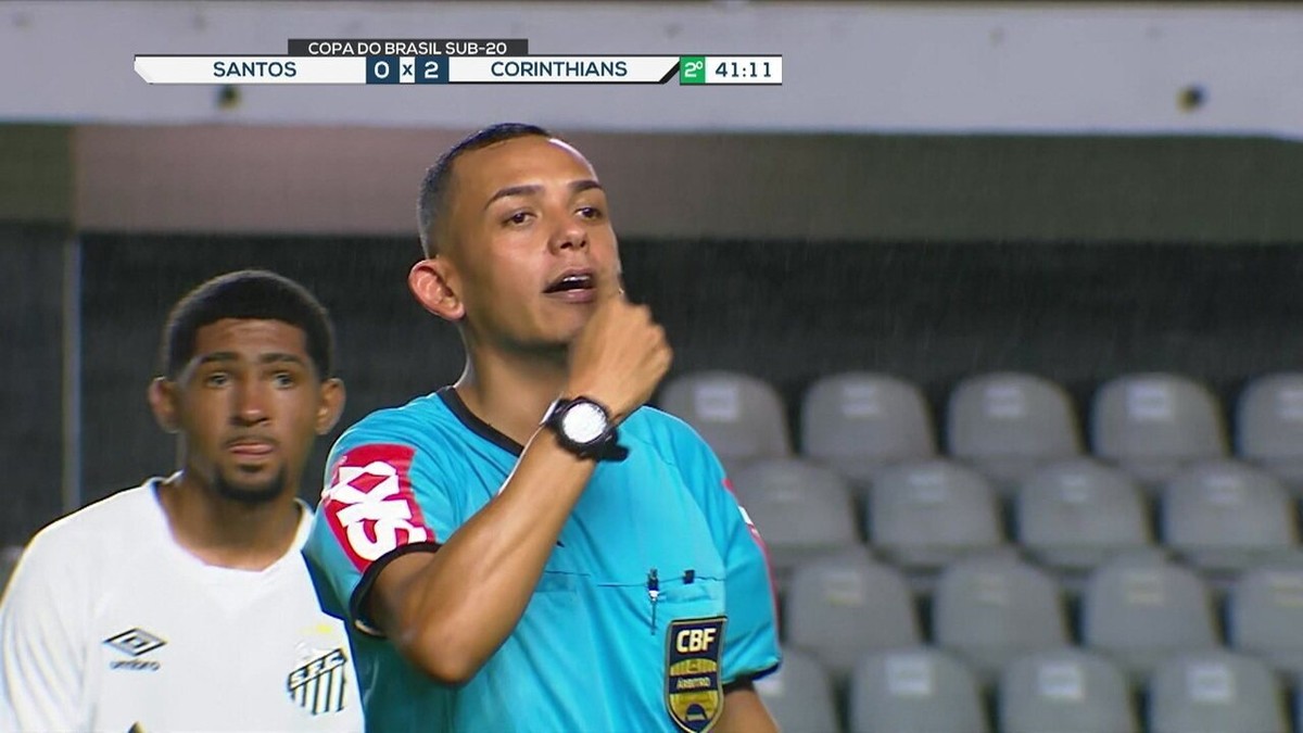 Torcedores do Santos usam gritos homofóbicos em duelo contra o Corinthians no sub-20
