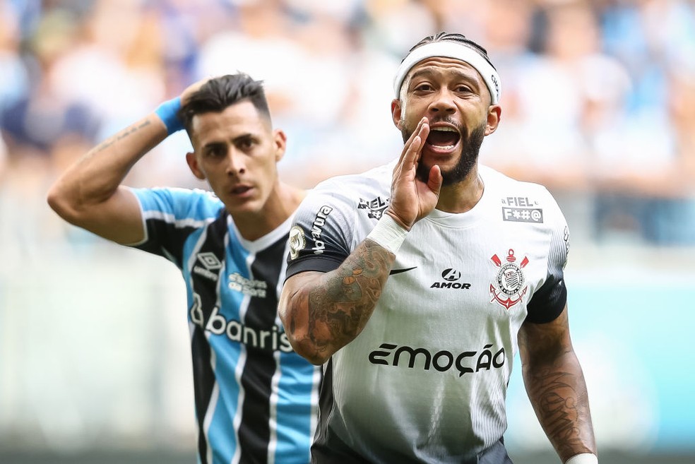 Memphis Depay em ação na partida entre Grêmio e Corinthians — Foto: Pedro H. Tesch/Getty Images