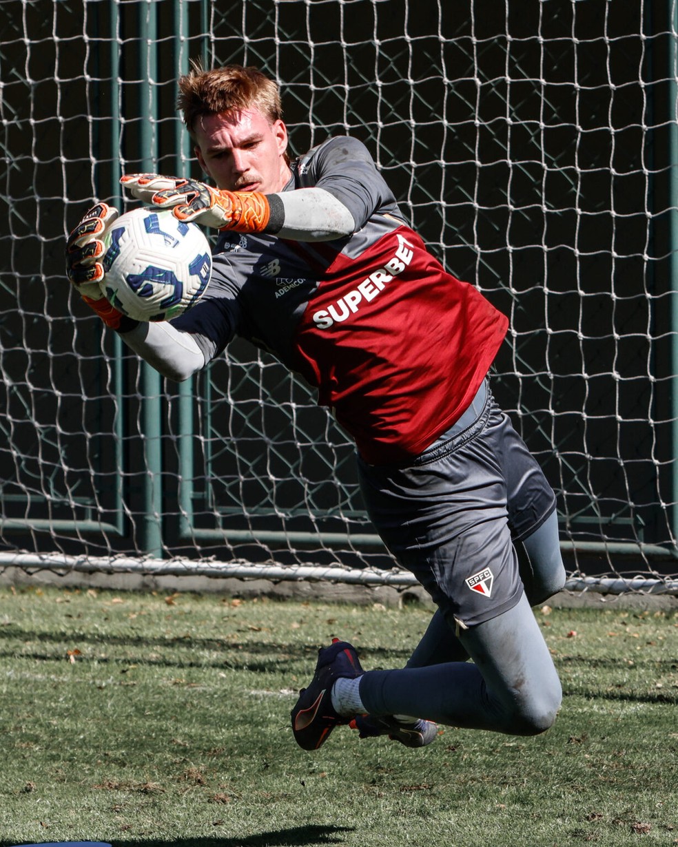 Young, goleiro do São Paulo - São Paulo libera jogadores