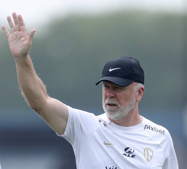 Leveza, tom forte e bola dividida: Corinthians vê novo Mano nove anos após última passagem