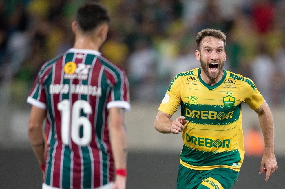 Alan Empereur comemora gol do Cuiabá contra o Fluminense — Foto: Gil Gomes/AGIF