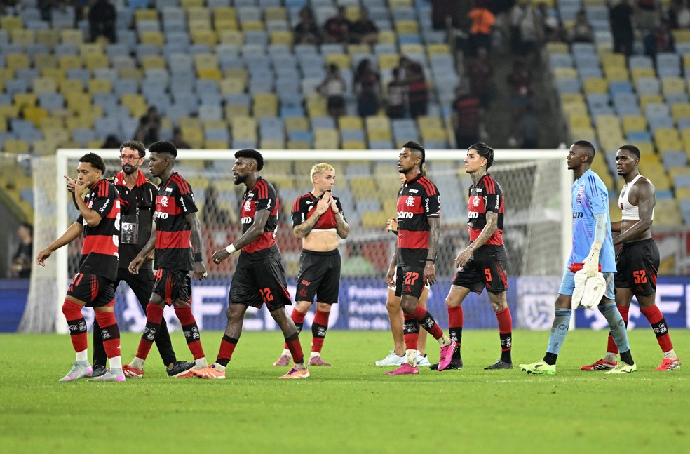 Jogadores do Flamengo deixam o campo cabisbaixos ap�s derrota no Fla-Flu � Foto: Andr� Dur�o / ge