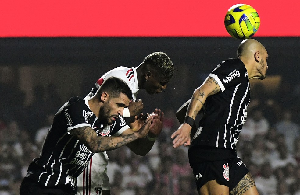 Fábio Santos tira bola em São Paulo 2x0 Corinthians — Foto: Marcos Ribolli