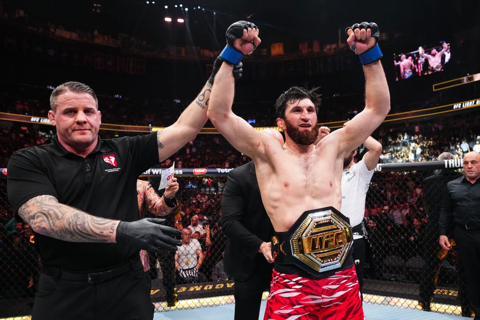 Magomed Ankalaev conquista cinturão meio-pesado — Foto: Jeff Bottari/Zuffa LLC