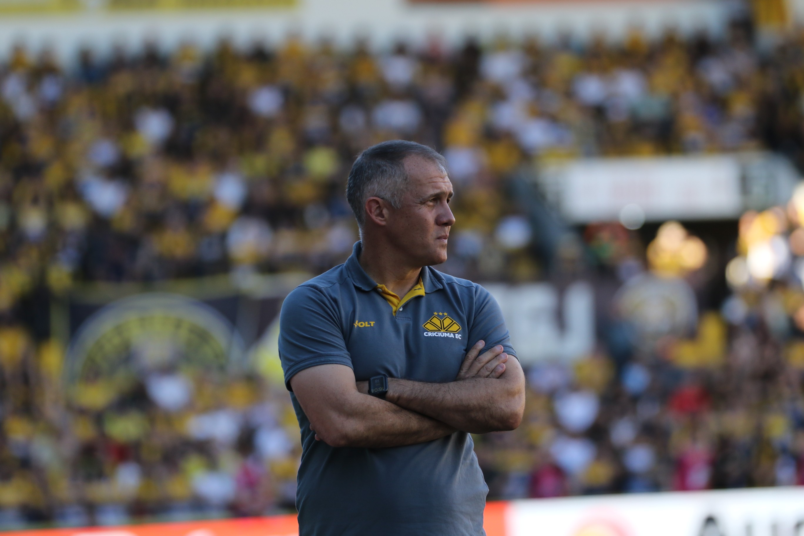 Líder isolado, técnico do Criciúma comemora 13 jogos invicto: "Momento mais feliz"