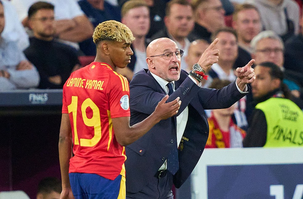 Yamal e De La Fuente em jogo da Espanha.