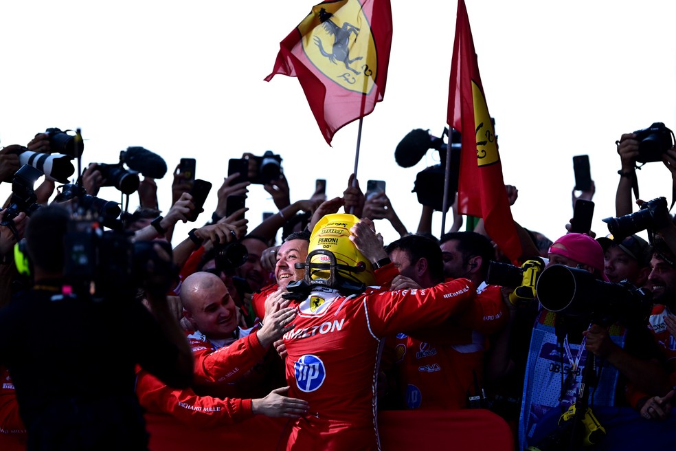 Hamilton nos bra�os dos mec�nicos da Ferrari ap�s vencer em Barcelona - Foto: Mario Renzi - Formula 1/Formula 1 via Getty Images