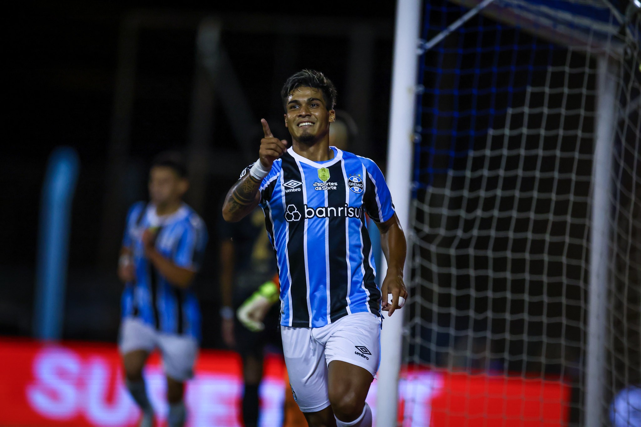 Lesão de Braithwaite abre oportunidade para Arezo ser titular no Grêmio