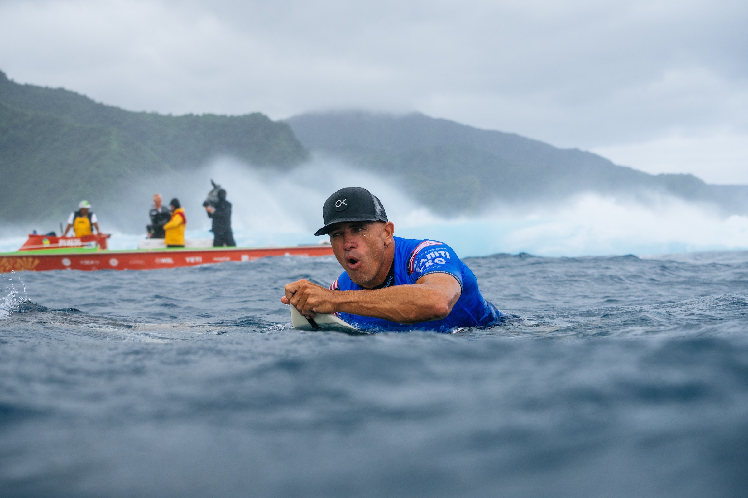 Imagem ilustrativa sobre Kelly Slater vs. Gabriel Medina: O Duelo de 14 Títulos Mundiais que Parou o Taiti