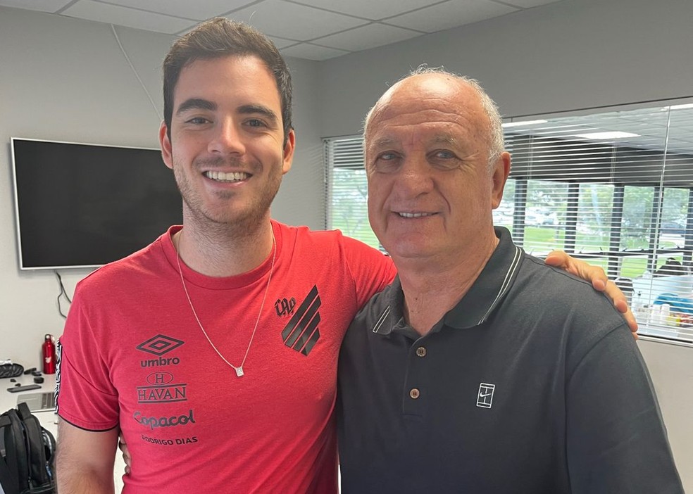 Rodrigo Pelaipe com Felipão nos tempos de Athletico — Foto: Reprodução