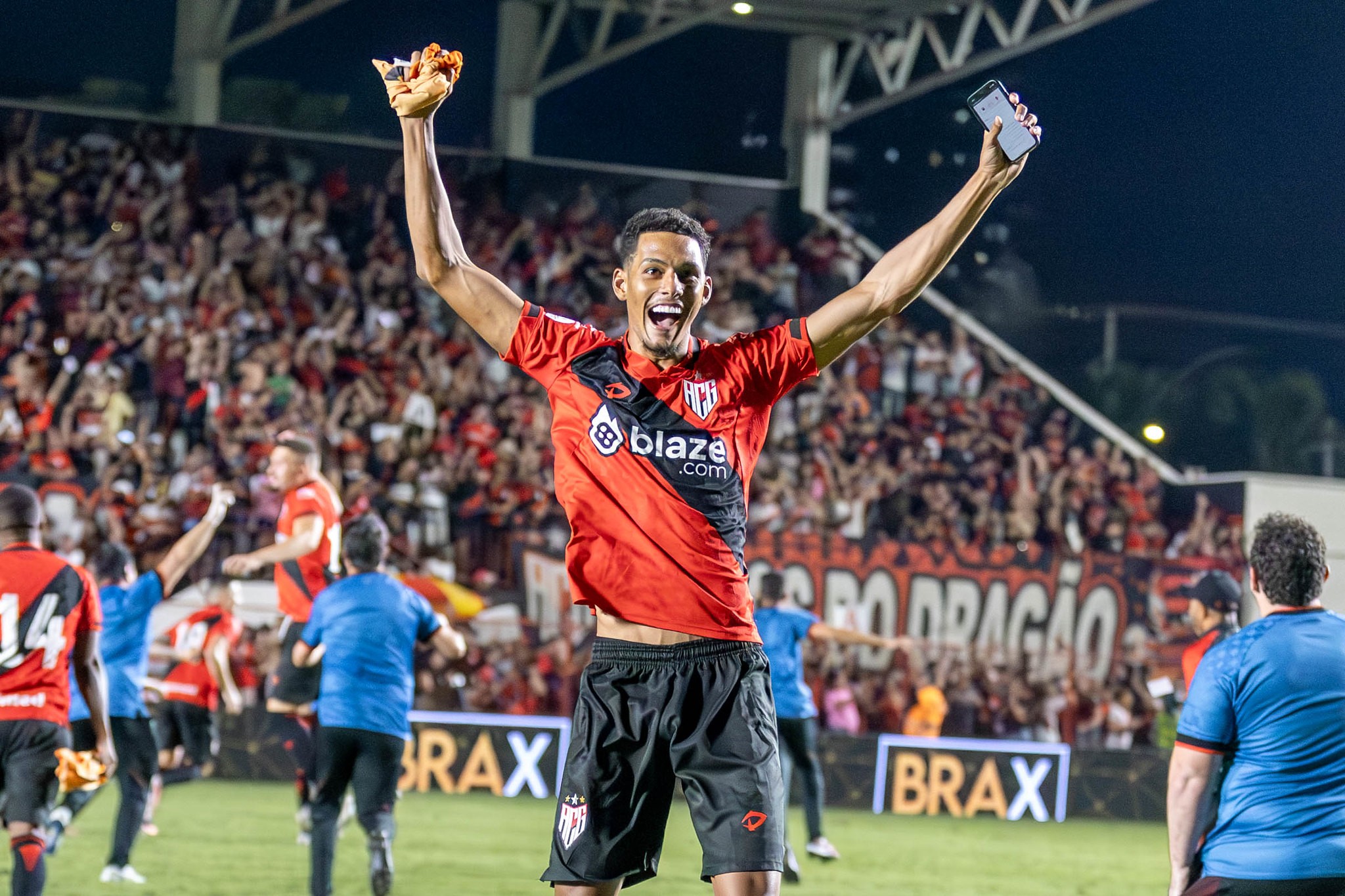 Botafogo formaliza terceira proposta para contratar Alix Vinícius, zagueiro do Atlético-GO