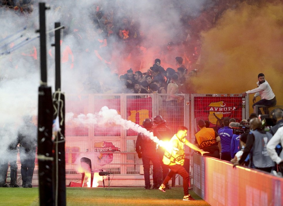 Jogo na Holanda é suspenso após torcedores jogarem fogos de