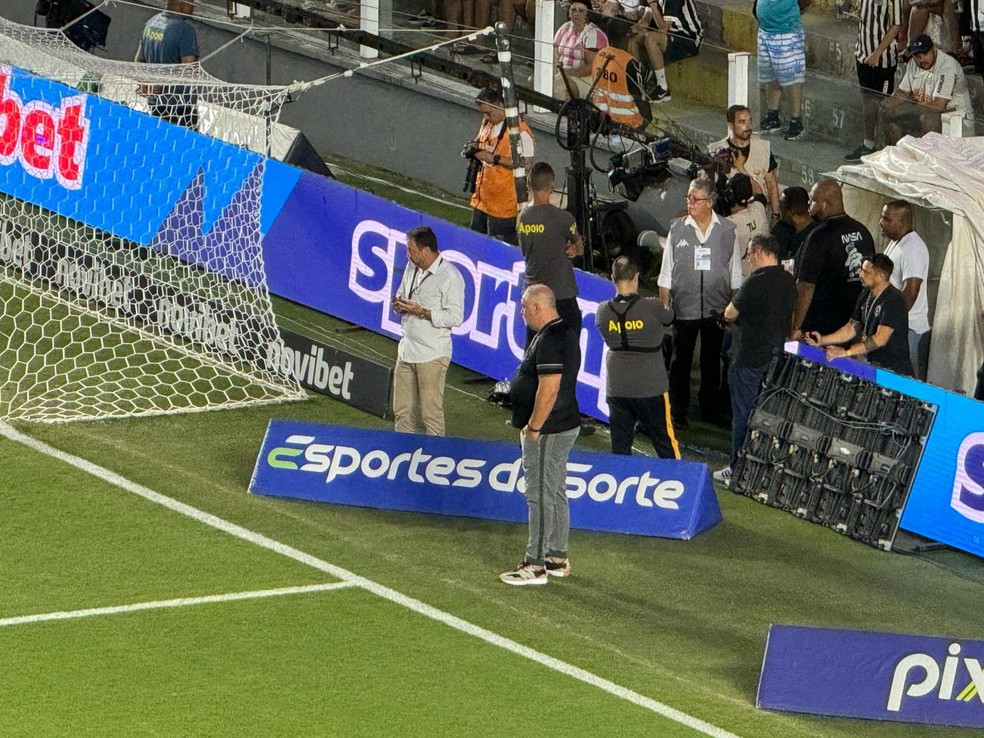 Augusto Melo e Rubão acompanham aquecimento do Corinthians antes de partida contra o Santos — Foto: Emilio Botta
