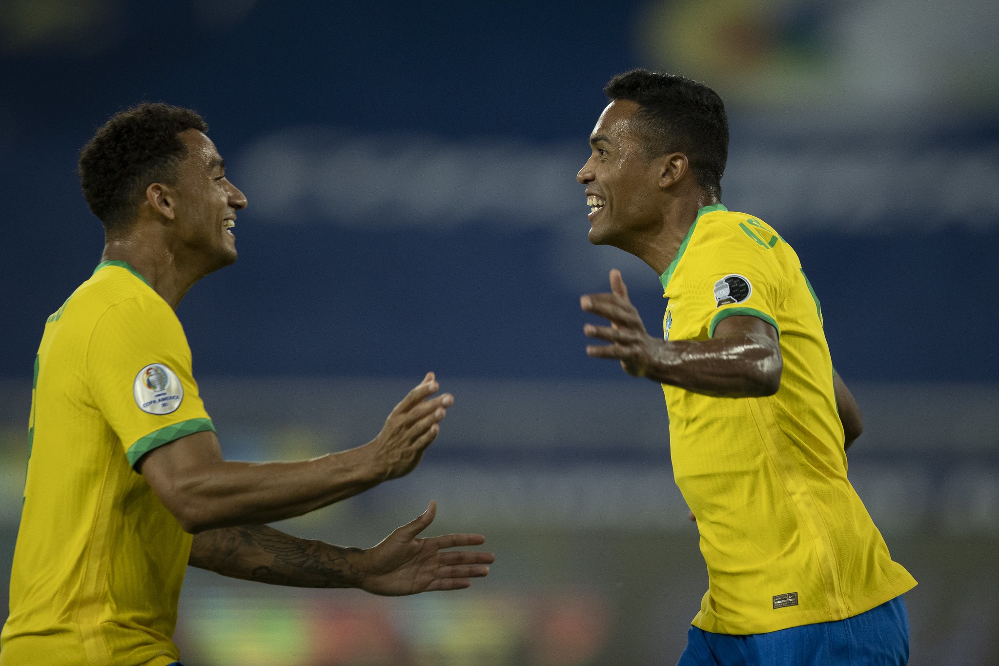 Amigos e campeões: Alex Sandro e Danilo vão atrás do 11º título juntos no Flamengo