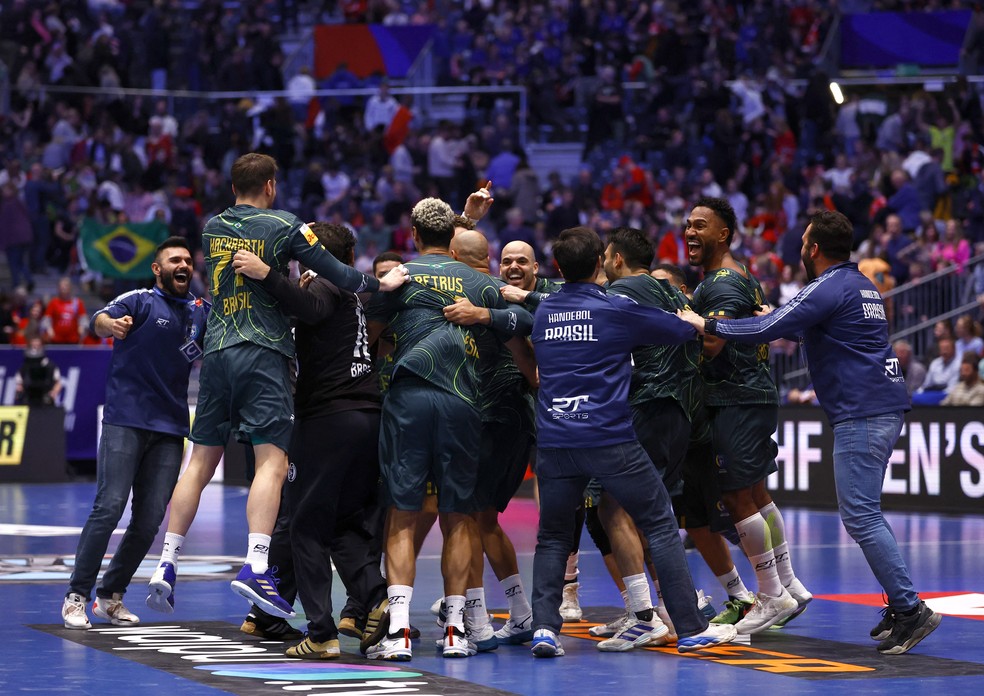 Brasileiros comemoram vitória sobre a Noruega no Mundial masculino de handebol — Foto: REUTERS/Susana Vera