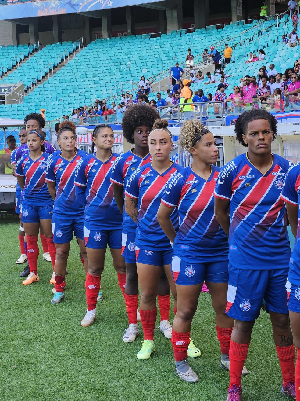 Jogadoras do banco de reservas com o novo uniforme do Bahia — Foto: Tiago Reis