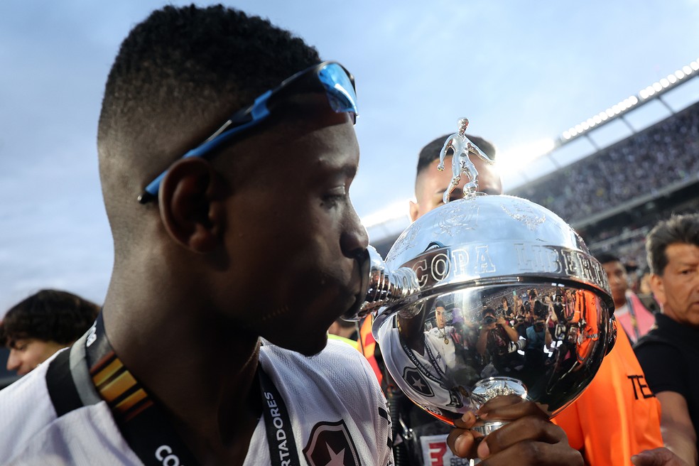 Luiz Henrique beija a ta�a da Libertadores conquistada pelo Botafogo � Foto: Vitor Silva/Botafogo